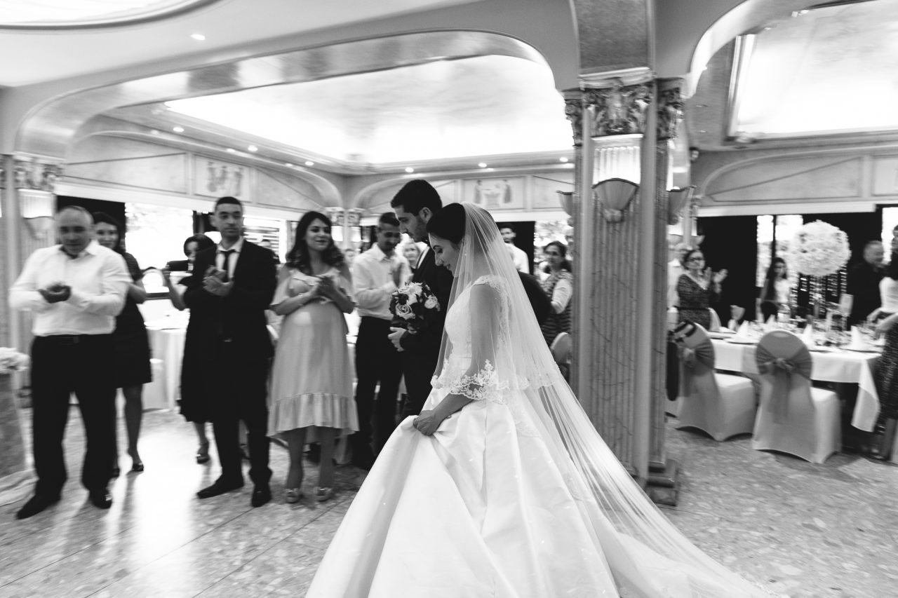 3Q1A6020-2-1280x853 Un Mariage Arménien à Paris Weddings & Couples armenian wedding Couple Photography in Paris eiffel tower elopement photography paris Mariage Arménien mariage photographe reportage mariage Wedding Photographer in Paris wedding reportage