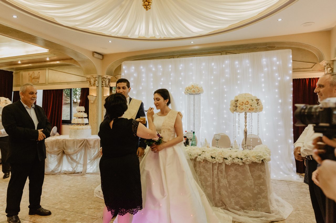 3Q1A6040-1280x853 Un Mariage Arménien à Paris Weddings & Couples armenian wedding Couple Photography in Paris eiffel tower elopement photography paris Mariage Arménien mariage photographe reportage mariage Wedding Photographer in Paris wedding reportage