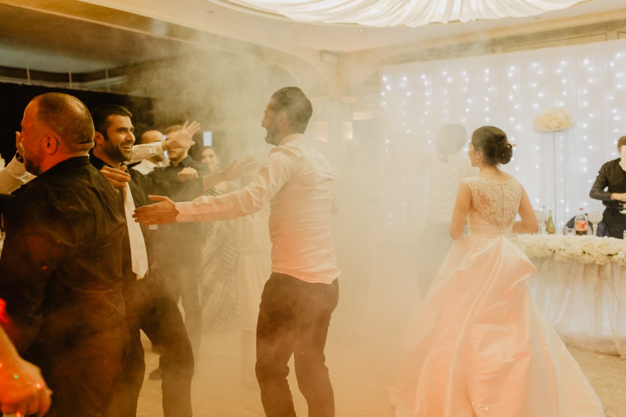 3Q1A6120-1280x853 Un Mariage Arménien à Paris Weddings & Couples armenian wedding Couple Photography in Paris eiffel tower elopement photography paris Mariage Arménien mariage photographe reportage mariage Wedding Photographer in Paris wedding reportage
