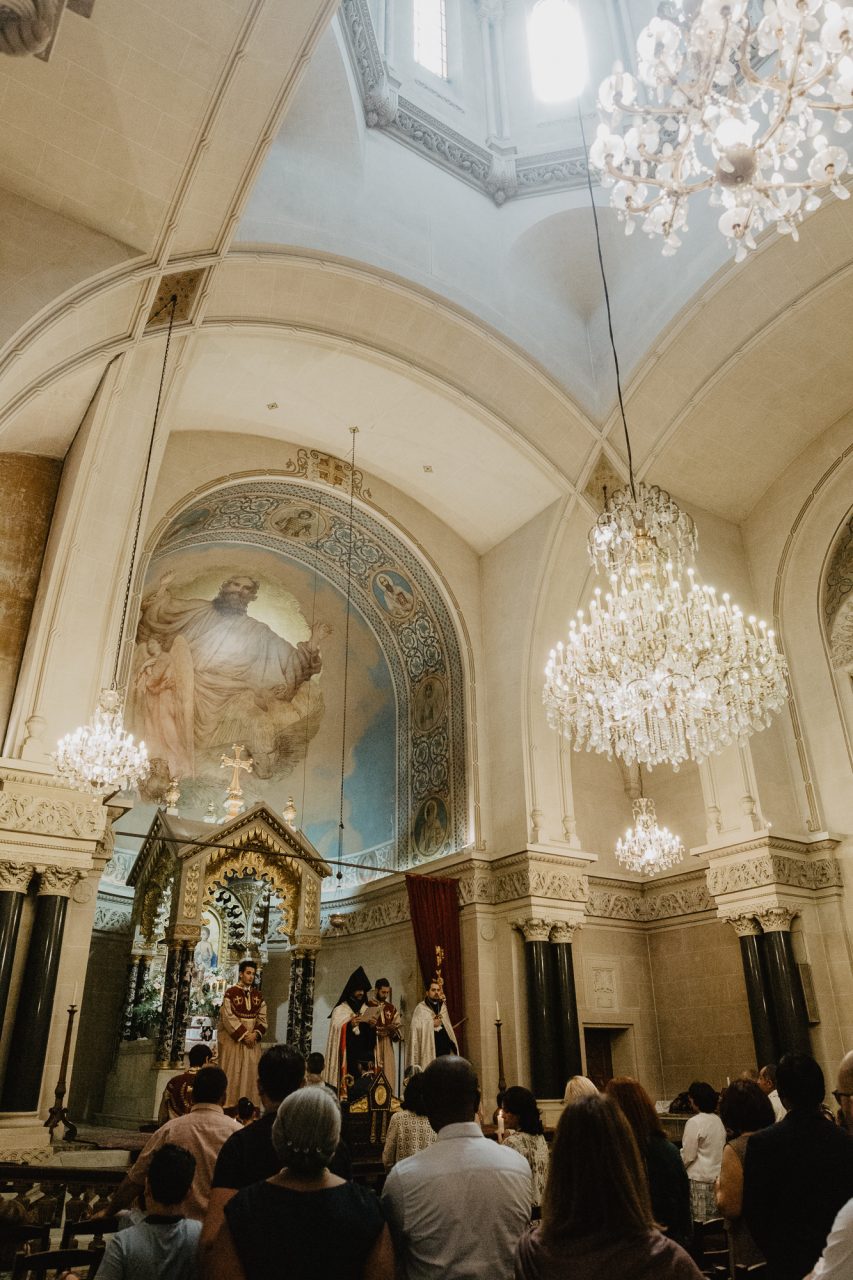 Q1A5618-853x1280 Un Mariage Arménien à Paris Weddings & Couples armenian wedding Couple Photography in Paris eiffel tower elopement photography paris Mariage Arménien mariage photographe reportage mariage Wedding Photographer in Paris wedding reportage