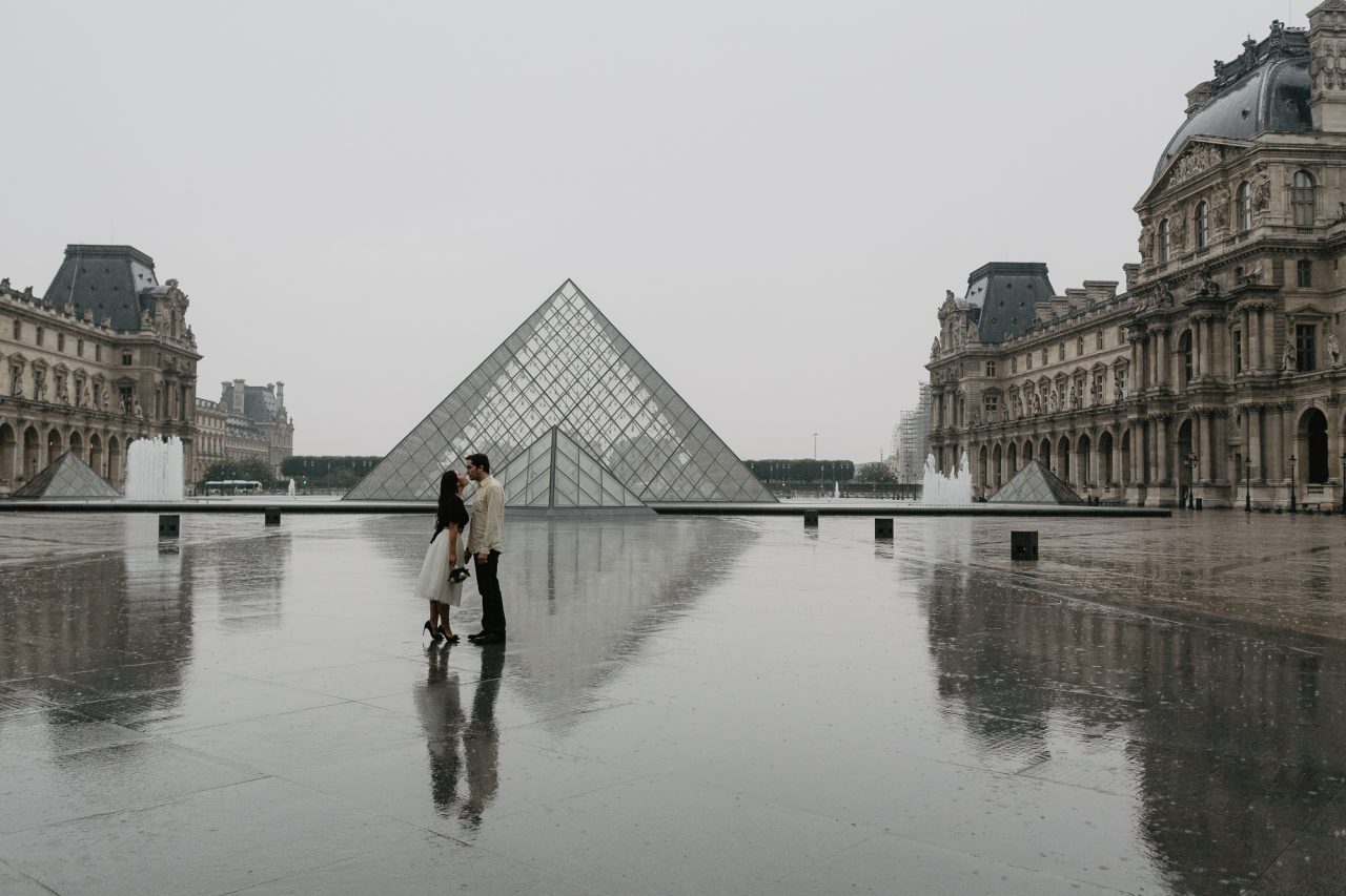 3Q1A2108-1280x853 Paris under the rain Weddings & Couples couple louvre couple paris rain Couple Photography in Paris elopement photography paris engagement photography paris in the rain pont du carrousel pre wedding paris rain paris Wedding Photographer in Paris