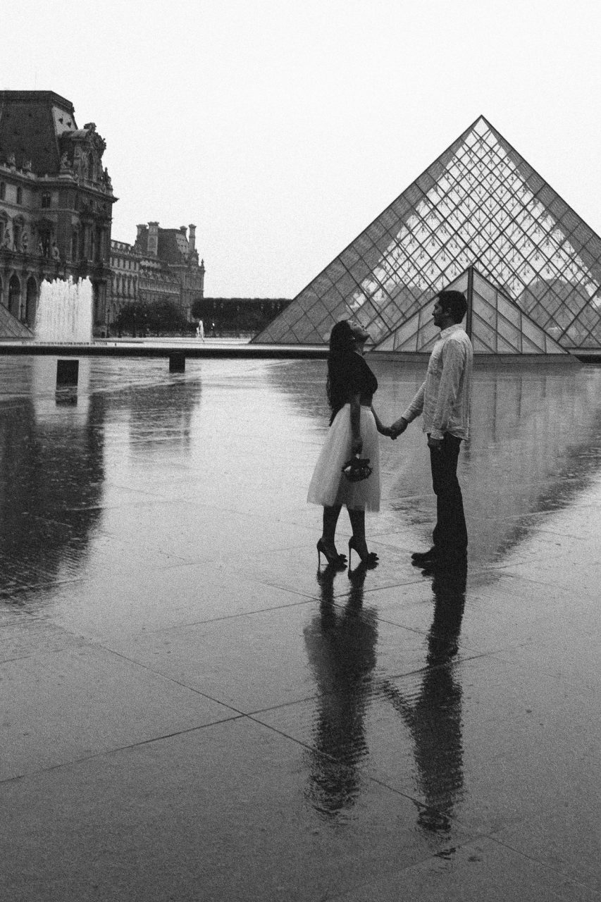 3Q1A2114-853x1280 Paris under the rain Weddings & Couples couple louvre couple paris rain Couple Photography in Paris elopement photography paris engagement photography paris in the rain pont du carrousel pre wedding paris rain paris Wedding Photographer in Paris