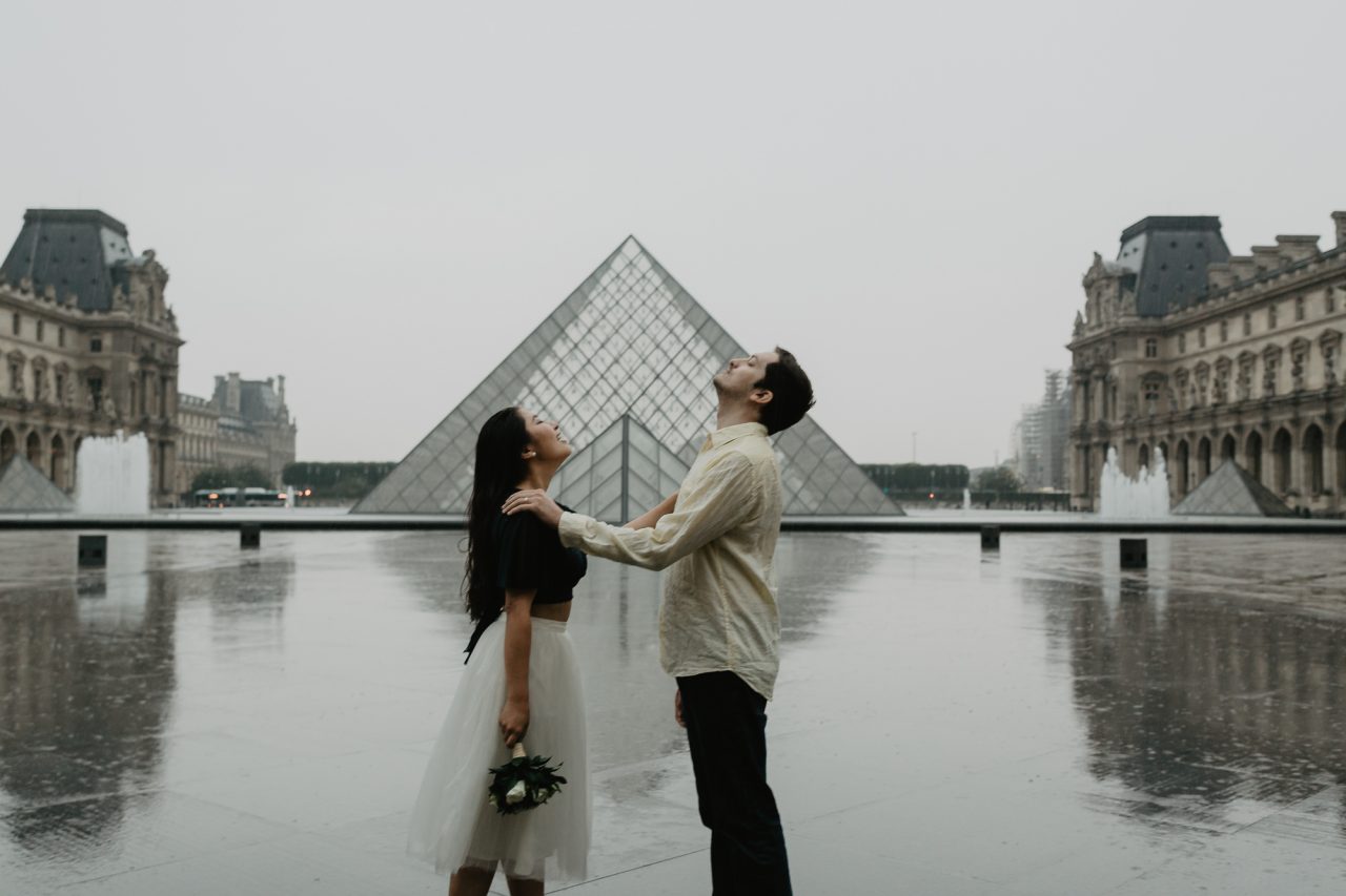 3Q1A2119-1280x853 Paris under the rain Weddings & Couples couple louvre couple paris rain Couple Photography in Paris elopement photography paris engagement photography paris in the rain pont du carrousel pre wedding paris rain paris Wedding Photographer in Paris