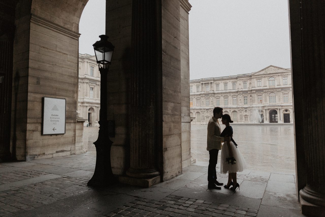3Q1A2136-1280x853 Paris under the rain Weddings & Couples couple louvre couple paris rain Couple Photography in Paris elopement photography paris engagement photography paris in the rain pont du carrousel pre wedding paris rain paris Wedding Photographer in Paris