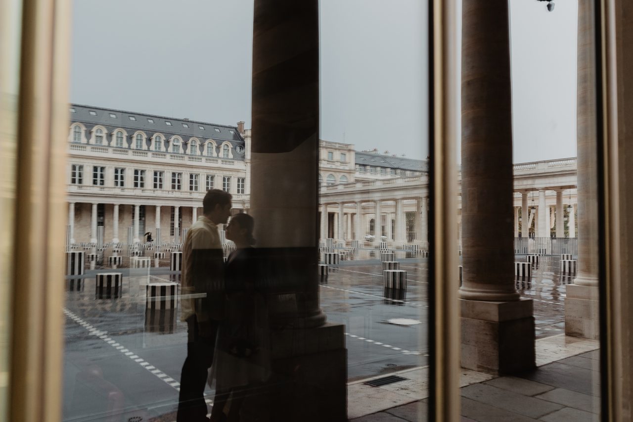 3Q1A2162-1280x853 Paris under the rain Weddings & Couples couple louvre couple paris rain Couple Photography in Paris elopement photography paris engagement photography paris in the rain pont du carrousel pre wedding paris rain paris Wedding Photographer in Paris