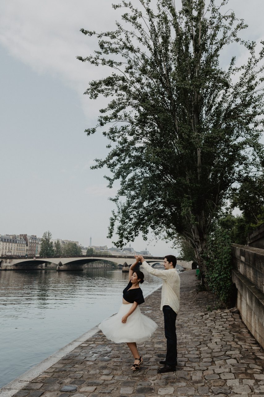 3Q1A2594-853x1280 Paris under the rain Weddings & Couples couple louvre couple paris rain Couple Photography in Paris elopement photography paris engagement photography paris in the rain pont du carrousel pre wedding paris rain paris Wedding Photographer in Paris