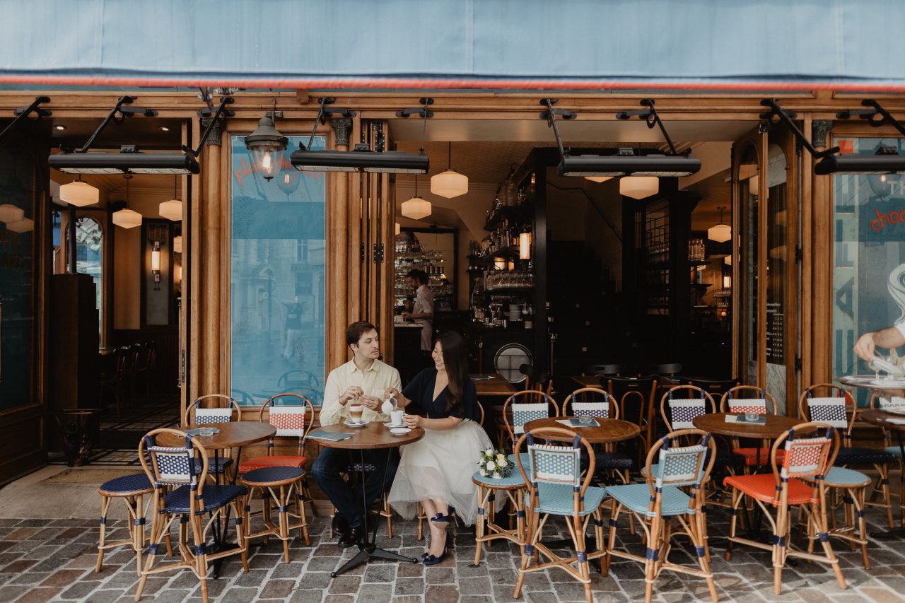 3Q1A2644-1280x853 Paris under the rain Weddings & Couples couple louvre couple paris rain Couple Photography in Paris elopement photography paris engagement photography paris in the rain pont du carrousel pre wedding paris rain paris Wedding Photographer in Paris