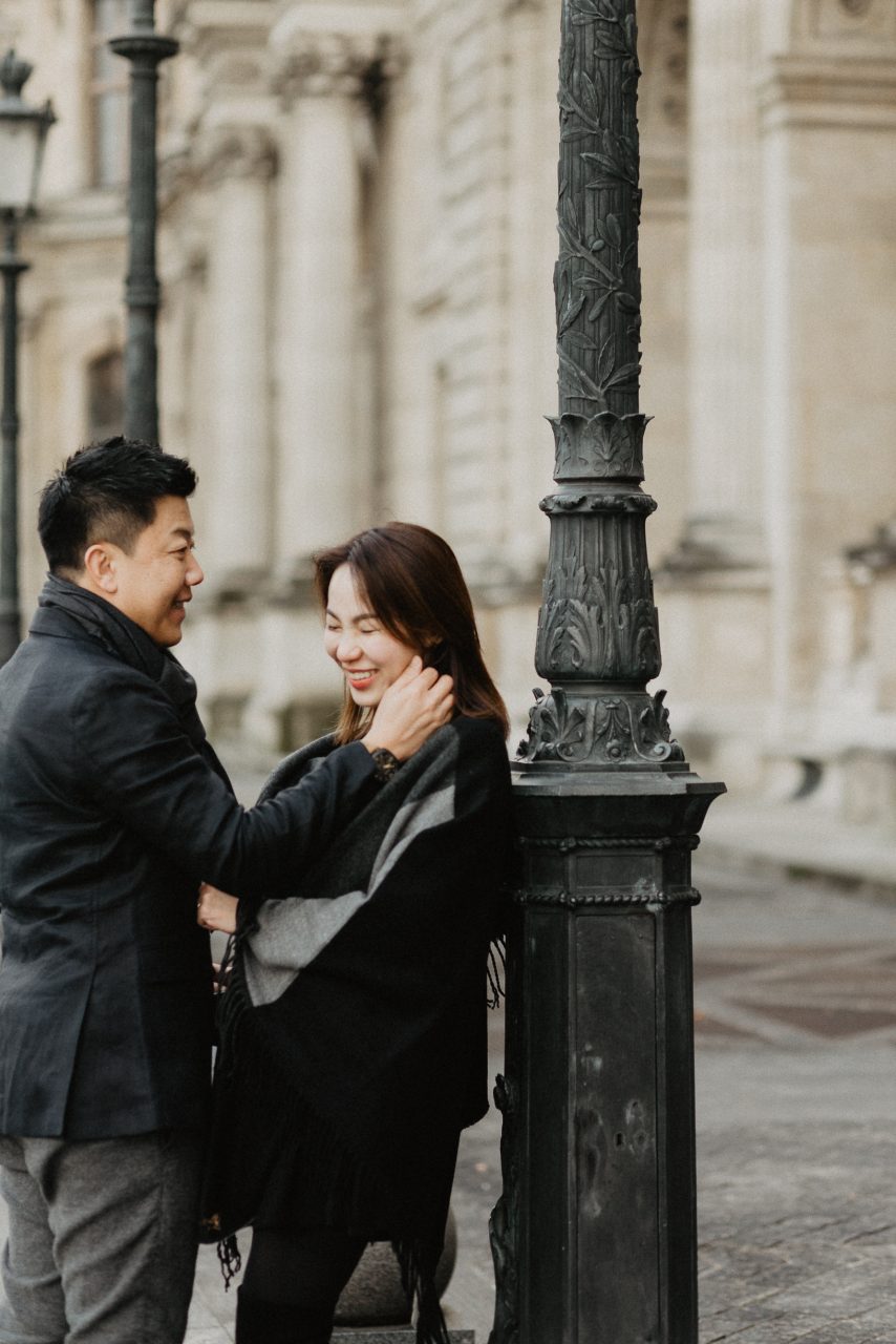 3Q1A0043-854x1280 Paris in winter Weddings & Couples chụp ảnh paris Couple Photography in Paris couple sunrise photo eiffel tower elopement photography paris engagement photography pre wedding paris singapore photographer paris vietnamese photographer paris Wedding Photographer in Paris winter couple photo paris winter paris winter wonderland paris