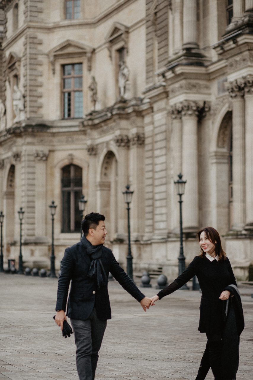 3Q1A0124-854x1280 Paris in winter Weddings & Couples chụp ảnh paris Couple Photography in Paris couple sunrise photo eiffel tower elopement photography paris engagement photography pre wedding paris singapore photographer paris vietnamese photographer paris Wedding Photographer in Paris winter couple photo paris winter paris winter wonderland paris