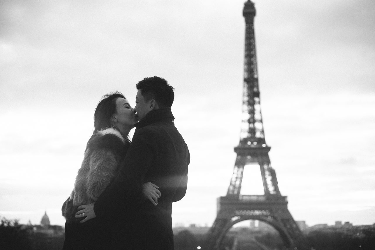 3Q1A9751-1280x854 Paris in winter Weddings & Couples chụp ảnh paris Couple Photography in Paris couple sunrise photo eiffel tower elopement photography paris engagement photography pre wedding paris singapore photographer paris vietnamese photographer paris Wedding Photographer in Paris winter couple photo paris winter paris winter wonderland paris