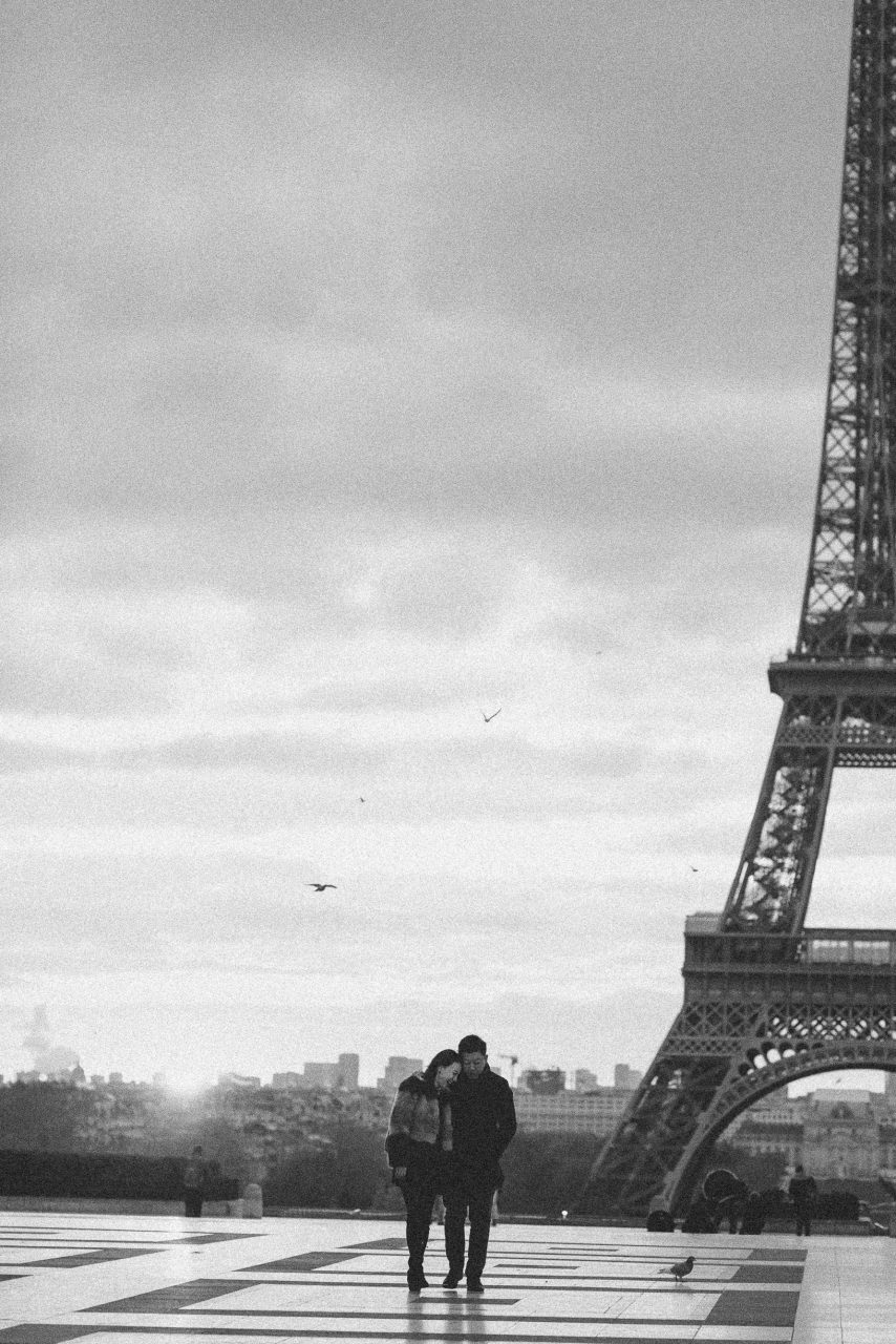 3Q1A9787-2-854x1280 Paris in winter Weddings & Couples chụp ảnh paris Couple Photography in Paris couple sunrise photo eiffel tower elopement photography paris engagement photography pre wedding paris singapore photographer paris vietnamese photographer paris Wedding Photographer in Paris winter couple photo paris winter paris winter wonderland paris