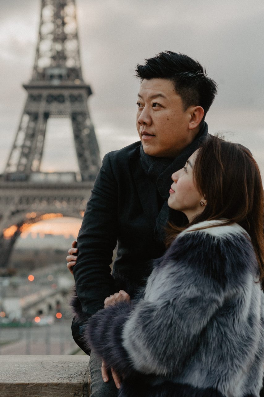 3Q1A9818-854x1280 Paris in winter Weddings & Couples chụp ảnh paris Couple Photography in Paris couple sunrise photo eiffel tower elopement photography paris engagement photography pre wedding paris singapore photographer paris vietnamese photographer paris Wedding Photographer in Paris winter couple photo paris winter paris winter wonderland paris