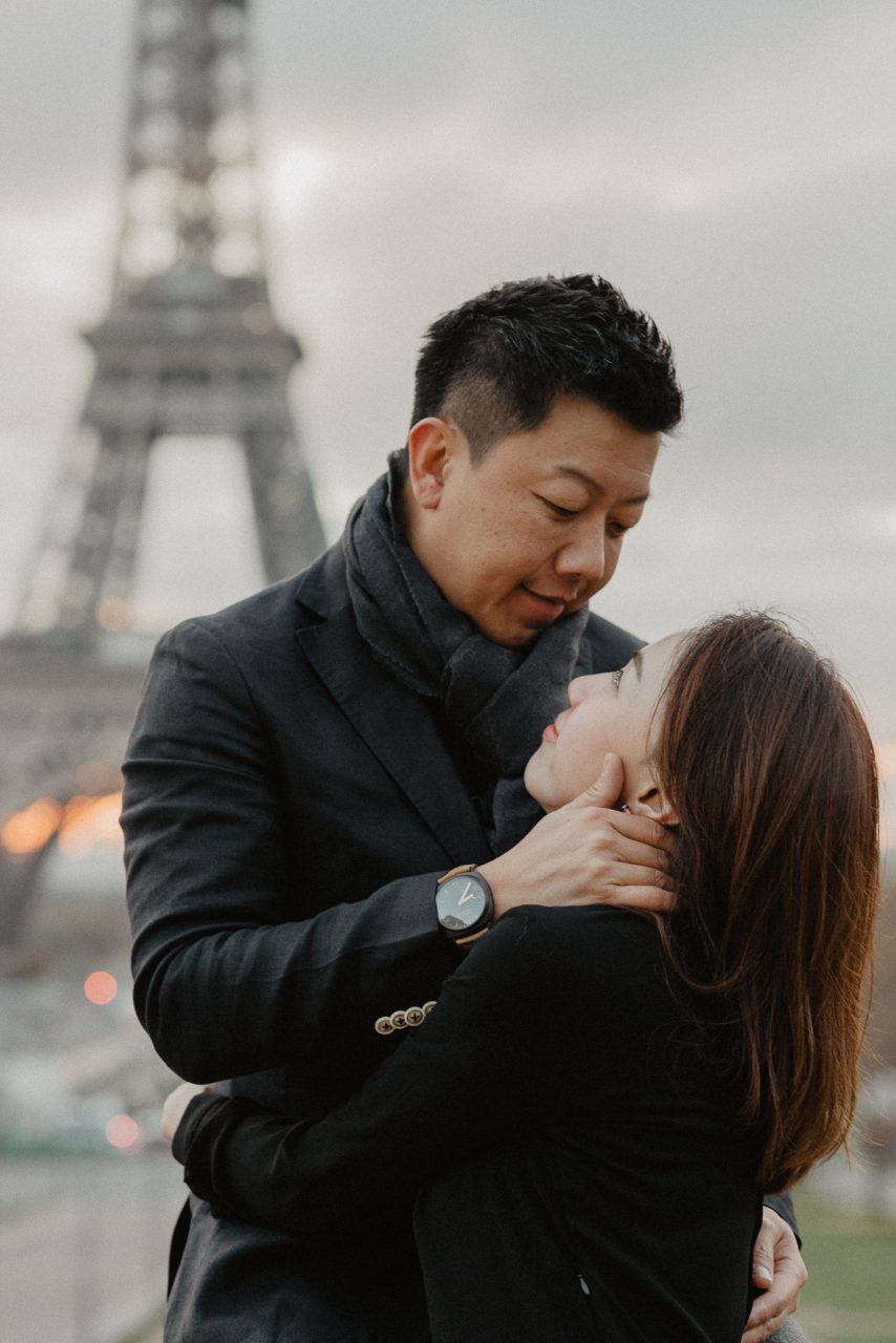 3Q1A9827-854x1280 Paris in winter Weddings & Couples chụp ảnh paris Couple Photography in Paris couple sunrise photo eiffel tower elopement photography paris engagement photography pre wedding paris singapore photographer paris vietnamese photographer paris Wedding Photographer in Paris winter couple photo paris winter paris winter wonderland paris