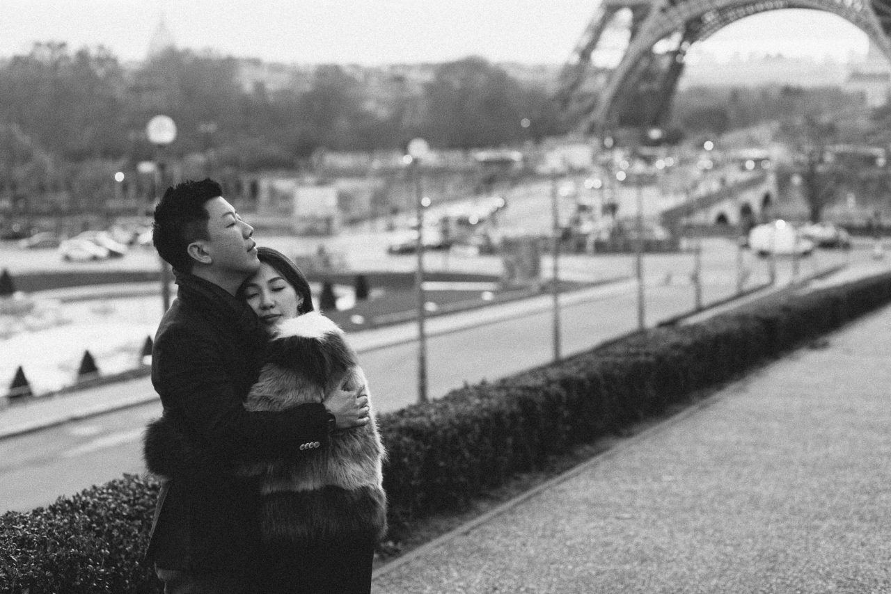 3Q1A9944-1280x854 Paris in winter Weddings & Couples chụp ảnh paris Couple Photography in Paris couple sunrise photo eiffel tower elopement photography paris engagement photography pre wedding paris singapore photographer paris vietnamese photographer paris Wedding Photographer in Paris winter couple photo paris winter paris winter wonderland paris