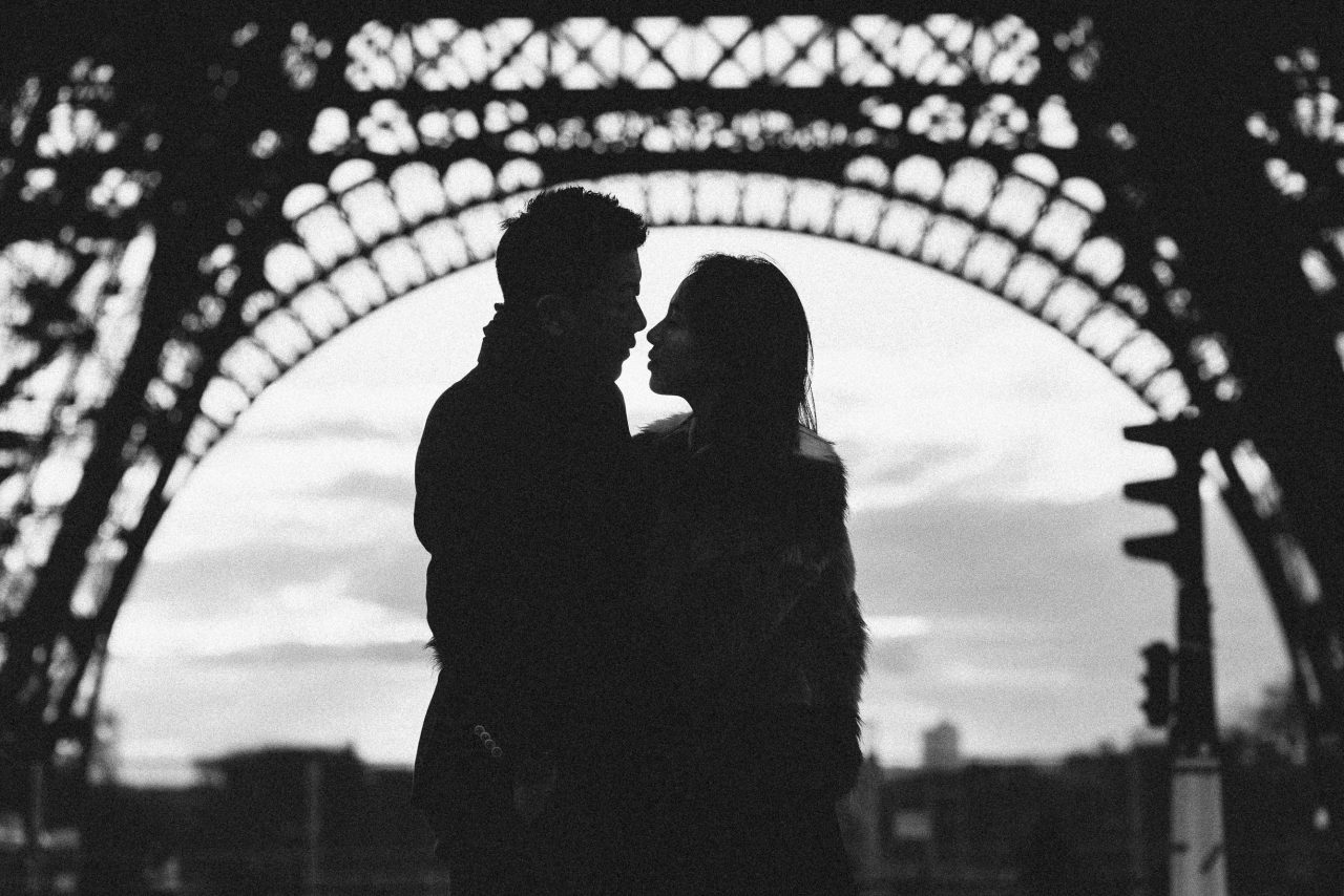 3Q1A9996-1280x854 Paris in winter Weddings & Couples chụp ảnh paris Couple Photography in Paris couple sunrise photo eiffel tower elopement photography paris engagement photography pre wedding paris singapore photographer paris vietnamese photographer paris Wedding Photographer in Paris winter couple photo paris winter paris winter wonderland paris