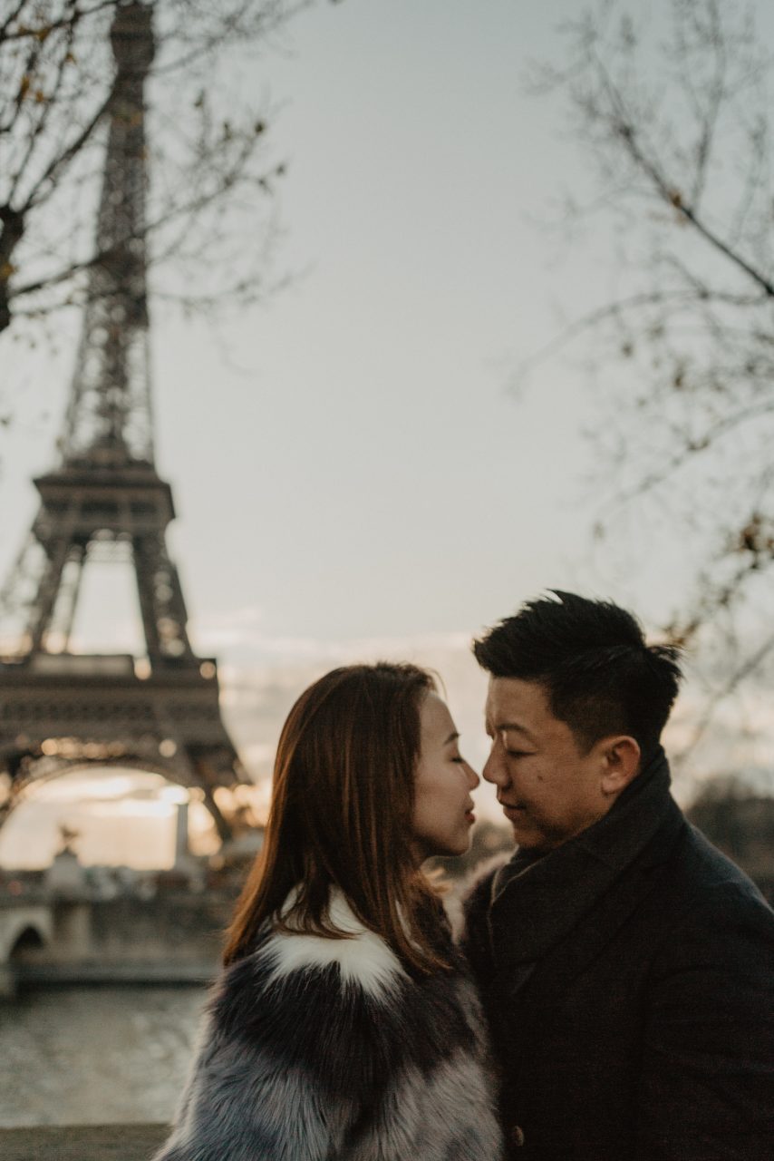 EQ0A0070-854x1280 Paris in winter Weddings & Couples chụp ảnh paris Couple Photography in Paris couple sunrise photo eiffel tower elopement photography paris engagement photography pre wedding paris singapore photographer paris vietnamese photographer paris Wedding Photographer in Paris winter couple photo paris winter paris winter wonderland paris