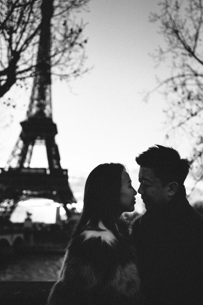 EQ0A0072-854x1280 Paris in winter Weddings & Couples chụp ảnh paris Couple Photography in Paris couple sunrise photo eiffel tower elopement photography paris engagement photography pre wedding paris singapore photographer paris vietnamese photographer paris Wedding Photographer in Paris winter couple photo paris winter paris winter wonderland paris